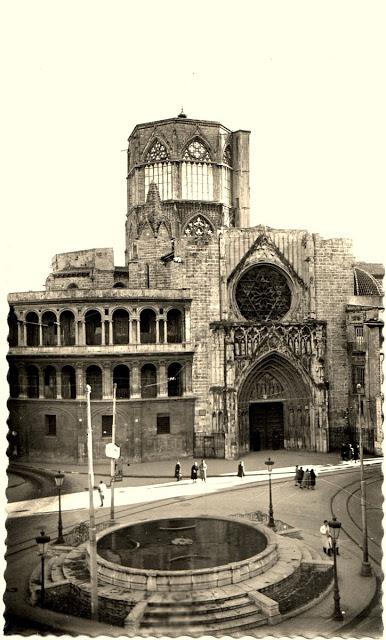 Años 50, plaza de la Virgen con la fuente, la puerta de los Apostóles y el Cimborrio de la Catedral.